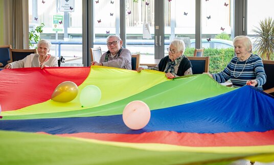 Bewohnerinnen mit Schwungtuch